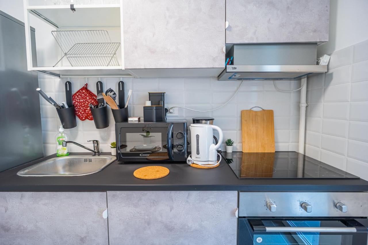 Apartment Spacious Newly Renovated 2br With Balcony *