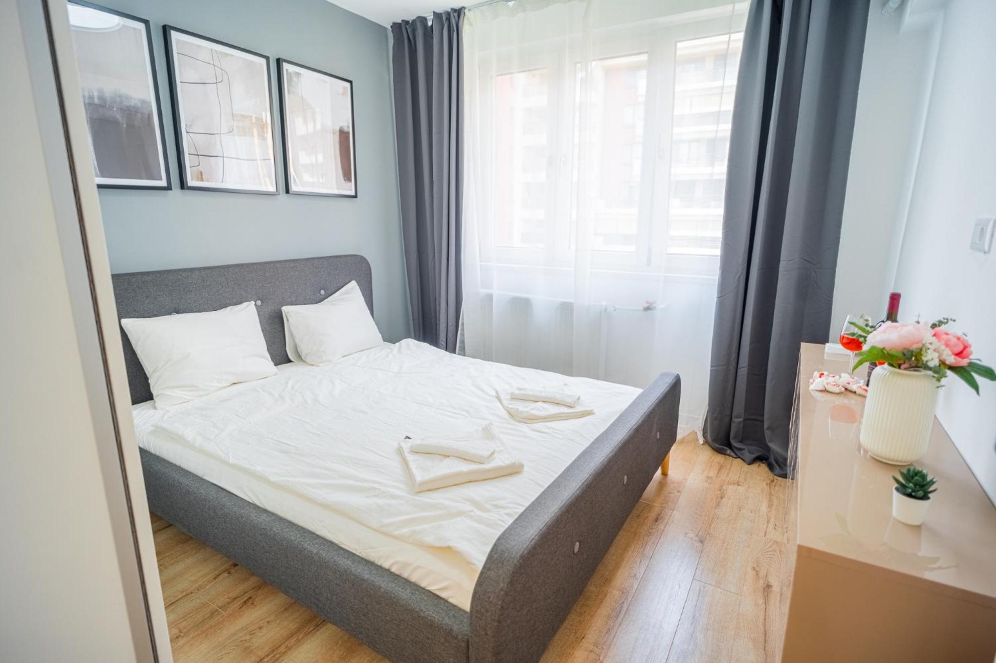 Apartment Spacious Newly Renovated 2br With Balcony *
